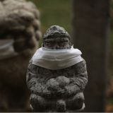 800 tượng sư tử đá ở Trung Quốc đeo khẩu trang vì ô nhiễm